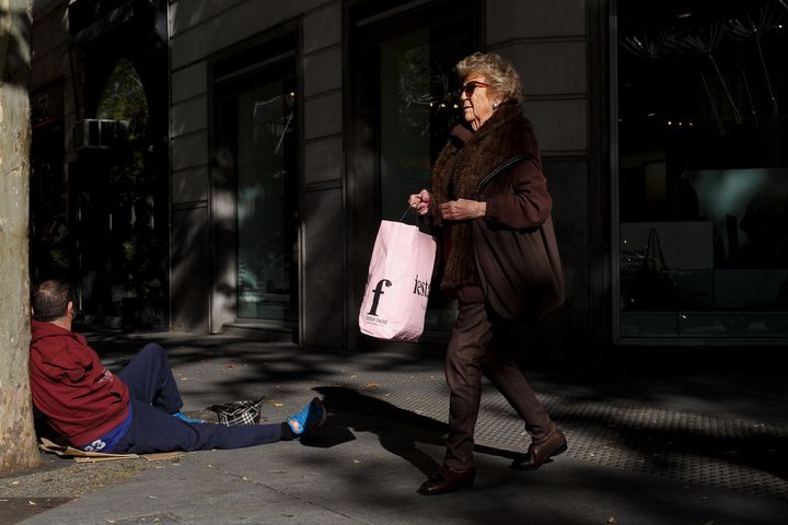 Una persona sin hogar, en la calle Serrano, en una imagen de archivo.