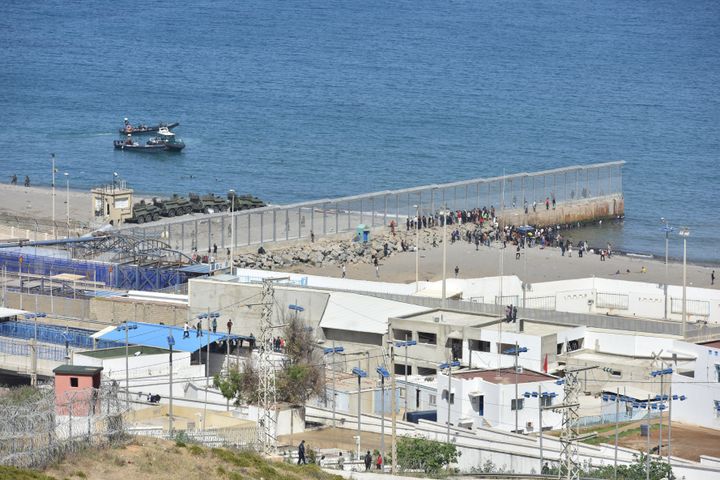 Llegada de migrantes a nado hacia Ceuta, el 18 de mayo de 2021. 