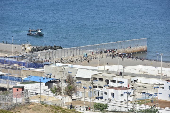 Llegada de migrantes a nado hacia Ceuta, el 18 de mayo de 2021.