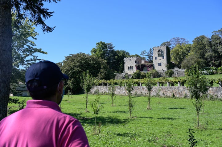 Un hombre, observando el pazo de Meirás, en una imagen de archivo.
