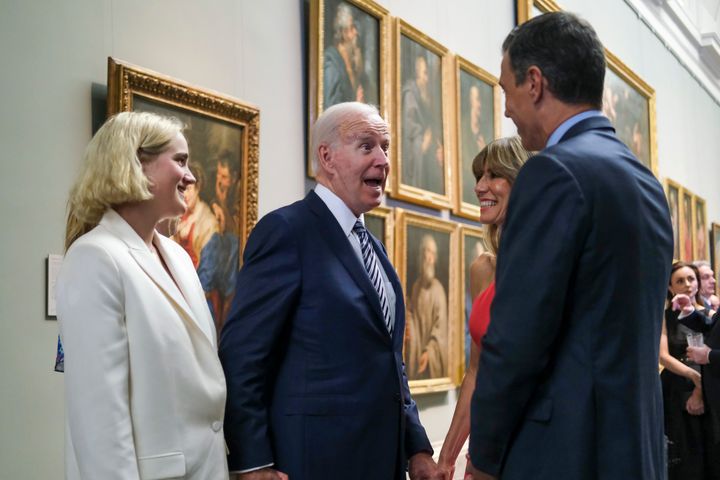 El presidente del Gobierno, Pedro Sánchez (d), y su esposa Begoña Gómez (2d) bromean con el presidente de los Estados Unidos, Joe Biden (c), y sus nietas (i).