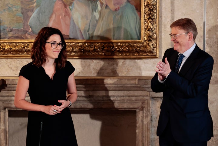 El president de la Generalitat, Ximo Puig, junto a la vicepresidenta y portavoz del Consell y consellera de Igualdad y Políticas Inclusivas, Aitana Mas, durante el acto de promesa de cargo celebrado en el Salón Dorado del Palau de la Generalitat.
