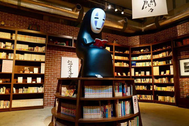 鈴木プロデューサーの本棚と、真ん中で読書を楽しむカオナシ