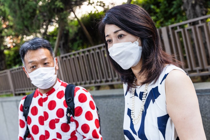 原告代理人の寺原真希子弁護士（右）と原告の山縣さん