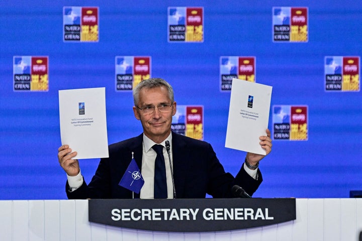 Jens Stoltenberg muestra el documento del nuevo fondo de inversión.