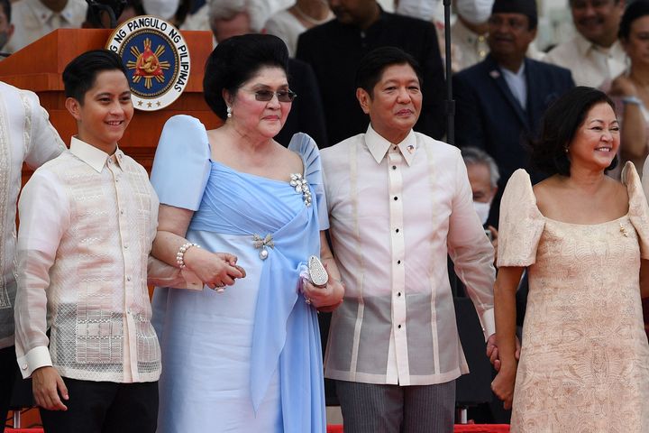 Die ehemalige First Lady Imelda Marcos (zweite von links) hält Händchen mit ihrem Sohn, dem neuen philippinischen Präsidenten Ferdinand Marcos Jr. (zweiter von rechts), während sie mit Familienmitgliedern stehen, nachdem er am 30. Juni 2022 seinen Amtseid abgelegt hat. 