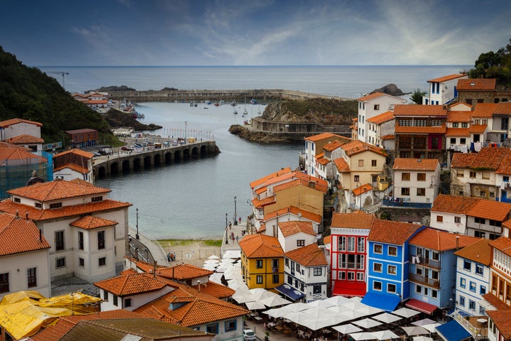 vista panorámica del pueblo de cudillero y su puerto