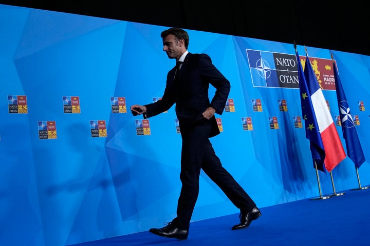 Emmanuel Macron abandona la sala de prensa de Ifema.