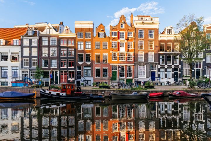 Casas residenciales en el canal en Amsterdam.