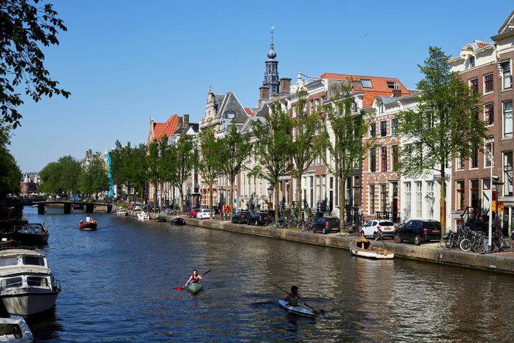 Vista del canal de Amsterdam.