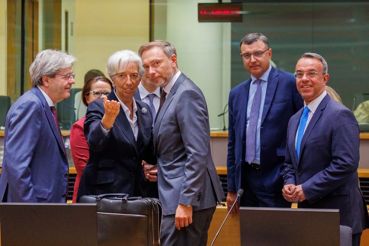 Από αριστερά, ο Ευρωπαίος Επίτροπος για την Οικονομία Πάολο Τζεντιλόνι, η Πρόεδρος της Ευρωπαϊκής Κεντρικής Τράπεζας ΕΚΤ Κριστίν Λαγκάρντ, ο υπουργός Οικονομικών της Γερμανίας Κρίστιαν Λίντνερ συνομιλούν καθώς ο υπουργός Οικονομικών της Λετονίας Γιάνις Ρέιρς και ο Έλληνας υπουργός Οικονομικών Χρήστος Σταϊκούρας προσέρχονται πριν από τη συνεδρίαση των Υπουργών Οικονομικών του Eurogroup στο κτήριο του Ευρωπαϊκού Συμβουλίου στις Βρυξέλλες, Δευτέρα, 23 Μαΐου 2022. (AP Photo/Olivier Matthys)