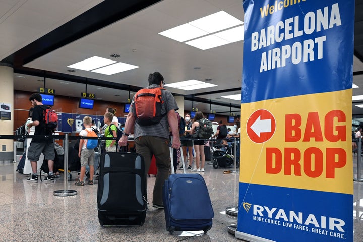 Un pasajero embarcando en un vuelo de Ryanair.