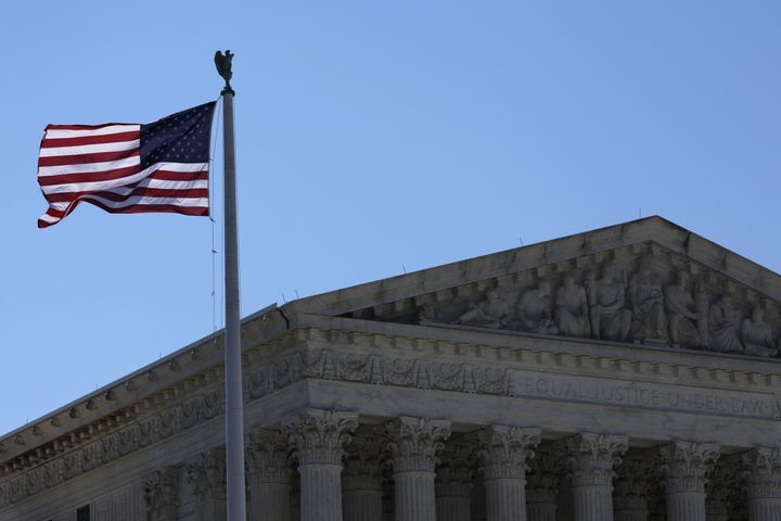 Bandera de Estados Unidos frente al Tribunal Supremo.