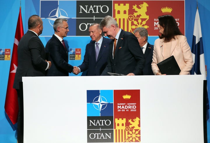 Firma del compromiso para levantar el veto a Suecia y Finlandia.