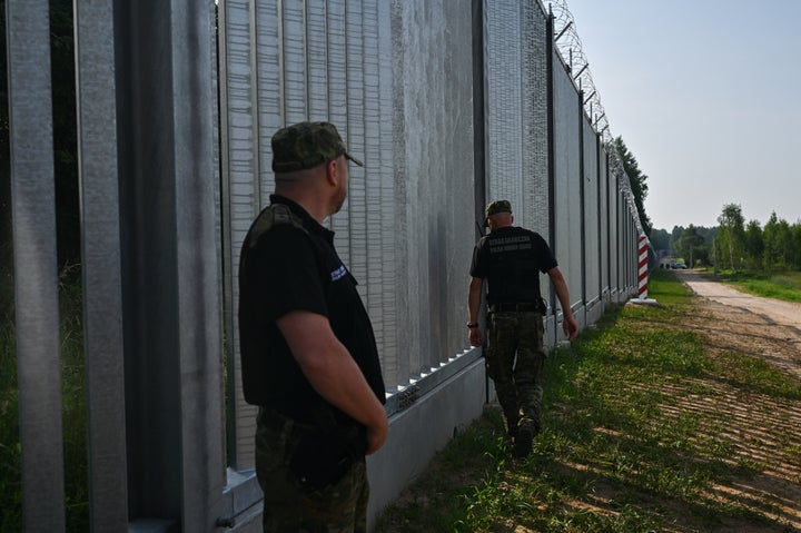 Polonia concluye la construcción de una valla en la frontera con Bielorrusia.