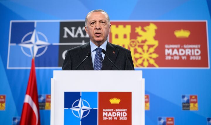Ο Ρετζέπ Ταγίπ Ερντογάν, Πρόεδρος της Τουρκίας, μιλά σε συνέντευξη Τύπου στο τέλος της συνόδου κορυφής του ΝΑΤΟ στη Μαδρίτη.