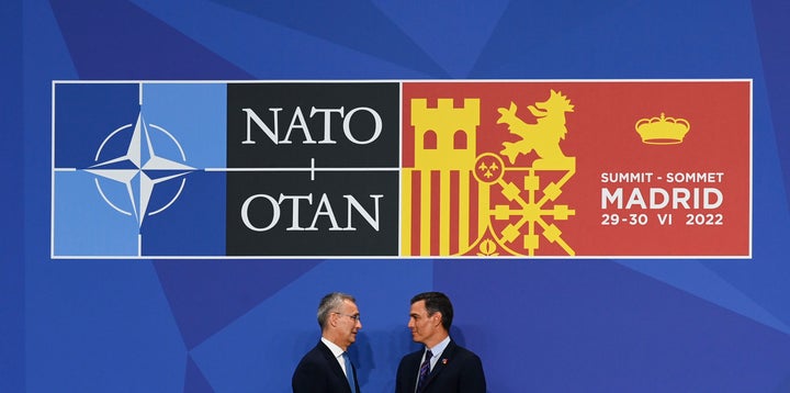 Jens Stoltenberg y Pedro Sánchez, recibiendo a los mandatarios de los países aliados en el Ifema de Madrid.