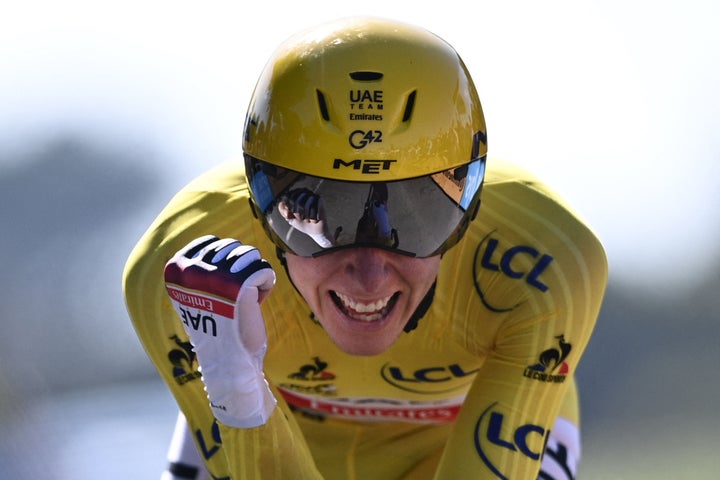 Tadej Pogacar, de amarillo, en la crono final del Tour 2021
