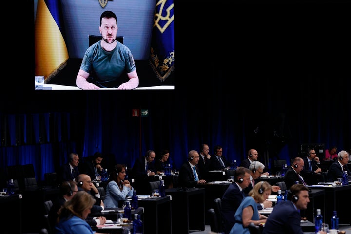 El presidente del Ucrania, Volodímir Zelenski, interviene por videoconferencia en la primera jornada de la cumbre de la OTAN.