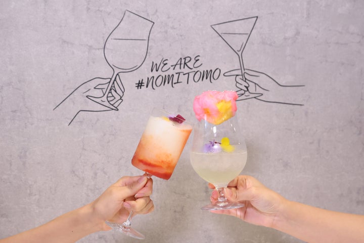 スマドリバーで提供されている「映える」シグネチャードリンク、マーブリング・スノー(左)とマーブリング・レイン(右)。いずれもアルコール分0.0%、0.5%、3%から選べる