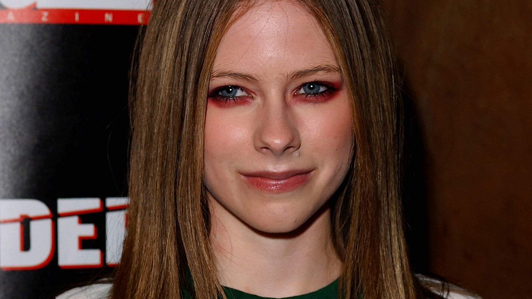 アヴリル ラヴィーン 年前のデビュー時ジャケ写を再現したショットがエモい 比較画像 ハフポスト アートとカルチャー アヴリル ラヴィーン 年前のデビュー時ジャケ写を再現したショットがエモい 比較画像 ハフポスト アートとカルチャー