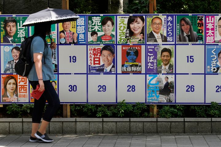 第26回参議院選挙の東京選挙区のポスター掲示場。東京選挙区には34人が立候補した（2022年06月27日）