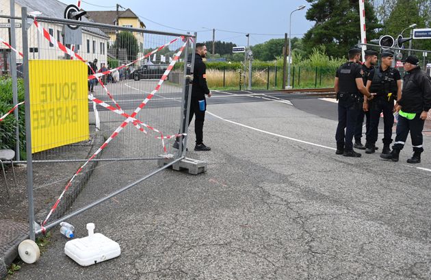 Des gendarmes assurent la sécurité à l'entrée du site des Eurockéennes, frappé par un orage violet le 30 juin 2022