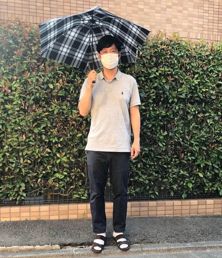 日傘を差す田中俊之さん
