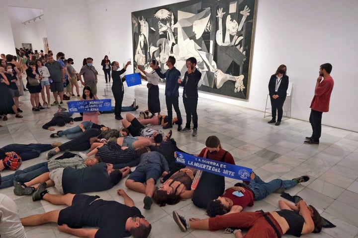 Protesta frente al Guernica por la cumbre de la OTAN en Madrid.