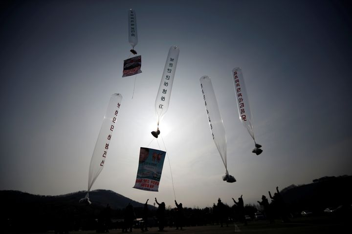 Βορειοκορεάτες που κατάφεραν να περάσουν στην Νότια Κορέα, πετάνε μπαλόνια που περιέχουν χαρτονομίσματα του ενός δολαρίου, ραδιόφωνα, CD και φυλλάδια που καταγγέλλουν το καθεστώς του Κιμ Γιονκ Ουν.