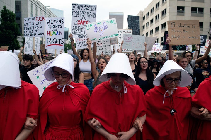 Protesta contra la derogación del aborto en Denver (Colorado, EEUU), el 27 de junio. Las manifestantes van vestidas de 'El cuento de la criada'.