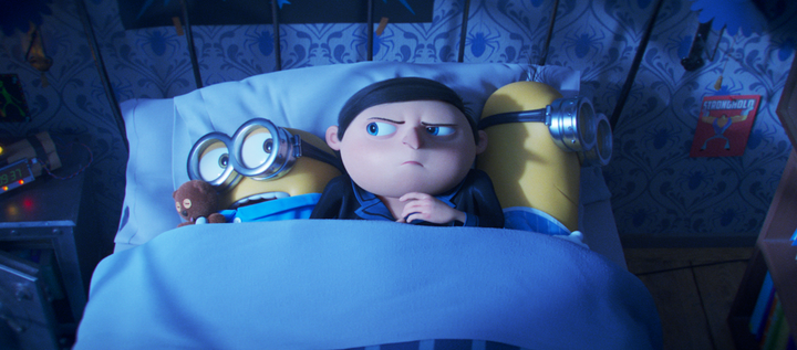 Los Minions Bob y Kevin duermen con el niño Gru.