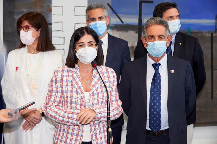 La ministra de Sanidad, Carolina Darias, junto al presidente de Cantabria, Miguel Ángel Revilla.