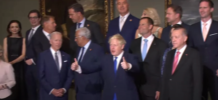 Boris Johnson levanta los dos pulgares durante la foto de los líderes de la OTAN junto a Las Meninas en el Musedo del Prado.