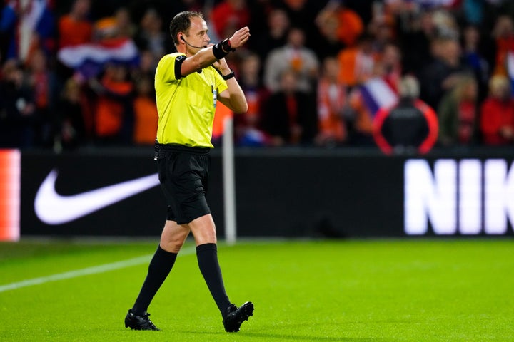 Un árbitro pitando penalti tras la revisión en el VAR.