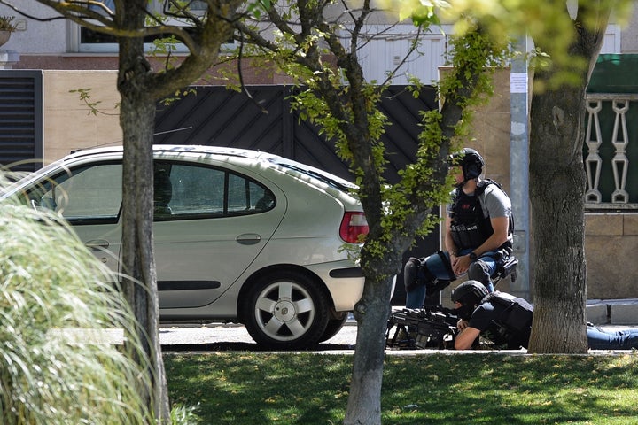 El hombre que esta madrugada ha matado a otro con un arma de fuego en un portal de un bloque de Santovenia de Pisuerga (Valladolid) se encuentra atrincherado en otra vivienda con su yerno.