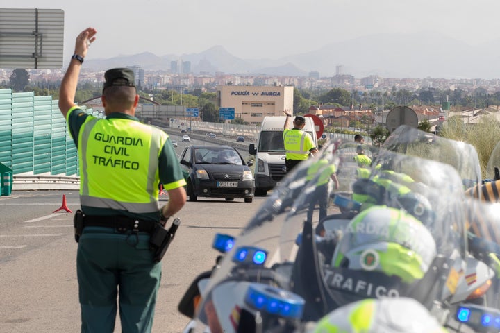 Varios agentes de la Guardia Civil paran a los conductores durante un control de alcoholemia este viernes en Murcia, con motivo de la operación salida de vacaciones de verano.