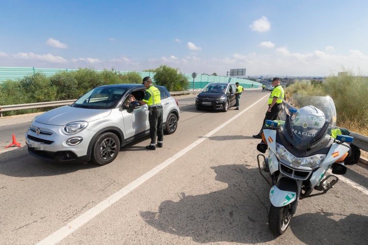 Agentes de la Guardia Civil parando coches en el arranque de la Operación Salida estival.