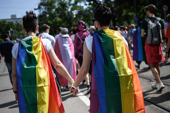 Foto de archivo de una pareja con dos banderas LGTBI.