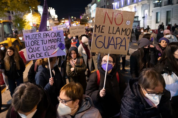 Manifestantes con pancartas en contra el machismo durante el Día Internacional para la Eliminación de la Violencia de Género.