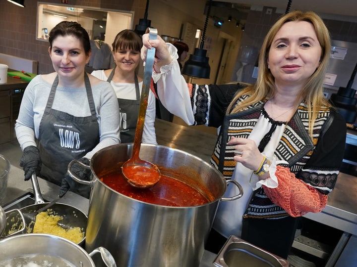 Cocinando la sopa borscht.