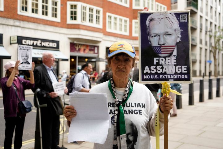 Manifestantes piden al Gobierno británico que no extraditen a Julian Assange.