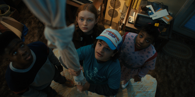 Lucas (Caleb McLaughlin), Max (Sadie Sink), Dustin (Gaten Matarazzo), and Erica (Priah Ferguson) cherchant à ramener les autres personnages du Monde à l'envers au monde réel dans Stranger Things.