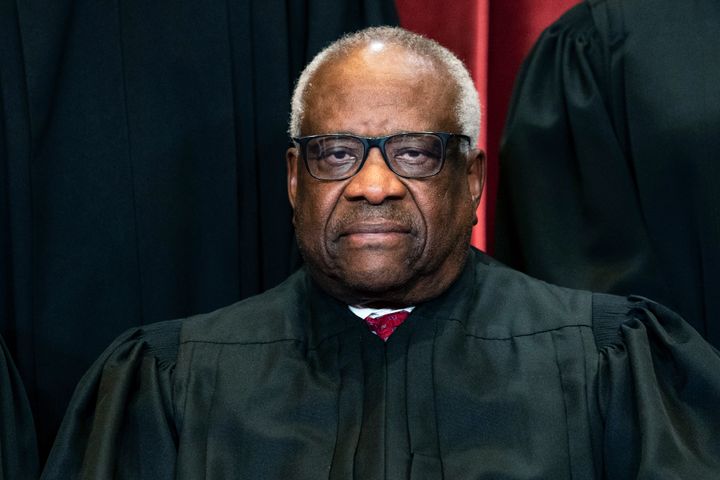 Högsta domstolens domare Clarence Thomas sitter under ett gruppfoto vid Högsta domstolen i Washington den 23 april 2021.