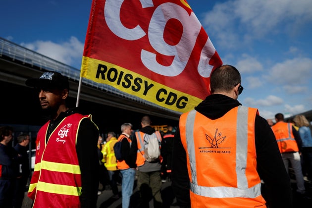 Les employés de l'aéroport Paris-Charles de Gaulle rassemblés devant le terminal 2E pour participer à une manifestation contre les bas salaires à l'aéroport Paris-Charles de Gaulle de Roissy le 9 juin.