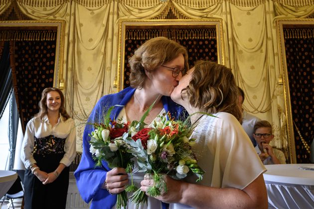 Laure et Aline s'embrassent après leur cérémonie de mariage à Genève après l'entrée en vigueur de la loi suisse du