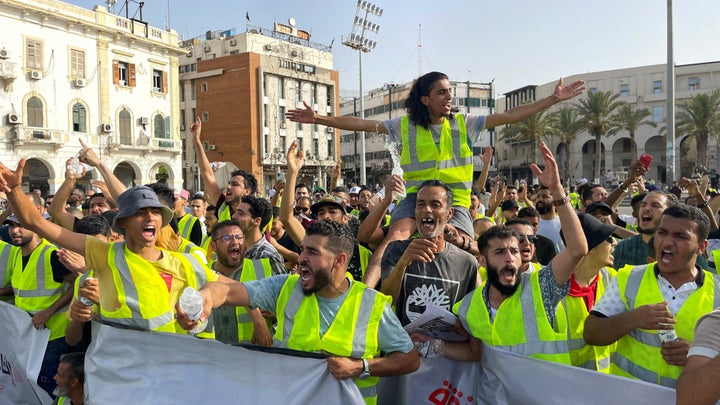 Aνθρωποι διαμαρτύρονται ενάντια σε μια διακοπή ρεύματος στην Πλατεία Μαρτύρων, στην Τρίπολη, Λιβύη, 1 Ιουλίου 2022.