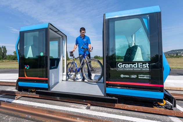 Un ingénieur montrant comment installer un vélo dans la nouvelle capsule Urbanloop, à Tomblaine (Meurthe-et-Moselle), le 30 juin 2022.