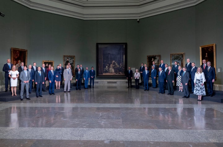 Foto de familia de los líderes de la OTAN junto a sus acompañantes en el Museo del Prado.