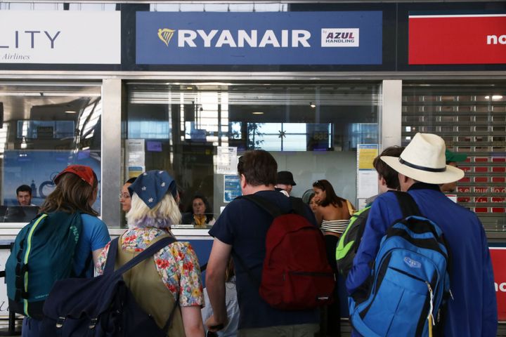 Viajeros sufren los retrasos por la huelga de trabajadores de Ryanair.